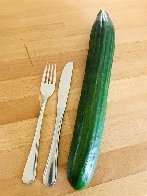 ドイツのきゅうりは大きい フォーク Amp ナイフと比べてこのサイズ 味は薄い 皮も分厚いのでピューラーで剥いて食べる人が多いかな 1本 1 29 1 1円計算でおよそ155円 北川 萌子 Note