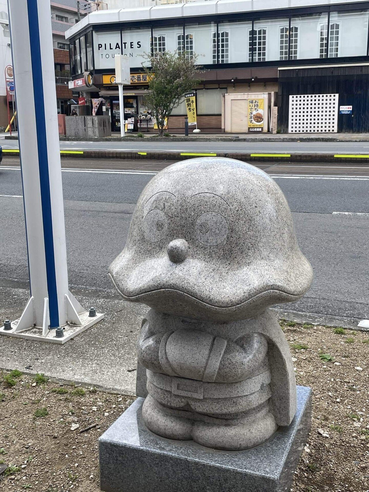 置物。兵士さんみたいですが良くわからないです。親の蔵から出てきました。字が読めたらわかると思いますが私はわかりません。リサイクルの方が購入してくれると言われたのでその前に直接投稿しました 自信をなくした駆け出し絵描き、高知県でやなせたかしに思いを馳せる