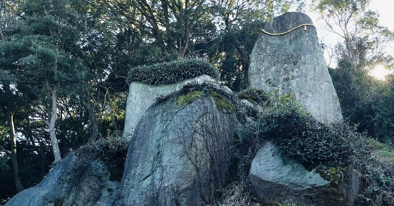 淡路島にある日本最古の神社 伊弉諾神宮と屹立する岩上神社の巨石