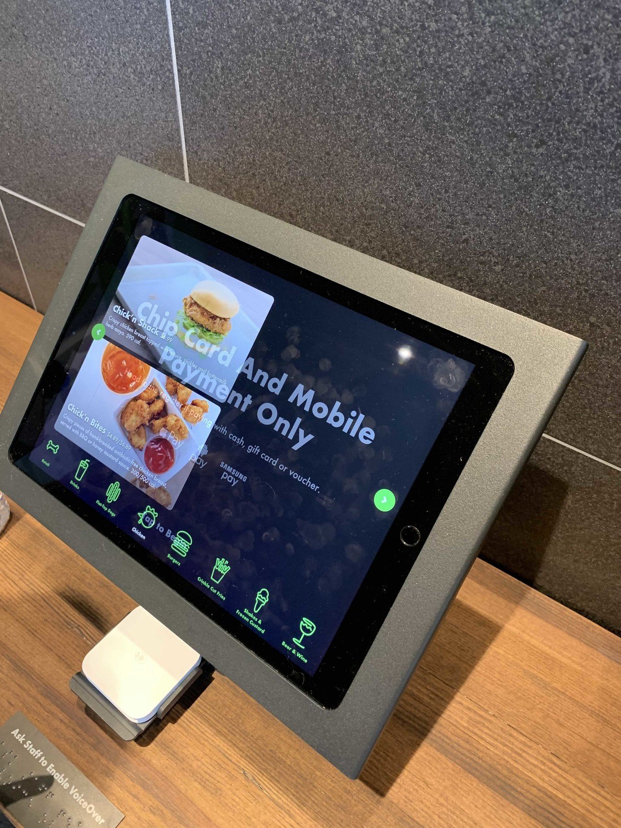 アメリカではファーストフード店もデジタル対応してきてます タブレットで注文してapple Pay Or クレジットカードで払う 商品の準備ができたら 注文時に入れた電話番号にsmsが届いて受け取 Yukichi 海外フリーランス Note