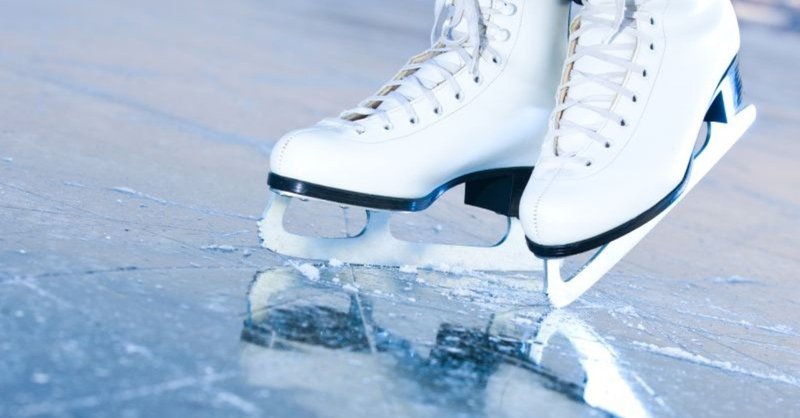 アイススケートが滑るメカニズムについて従来の説から最新の説まで紹介します！