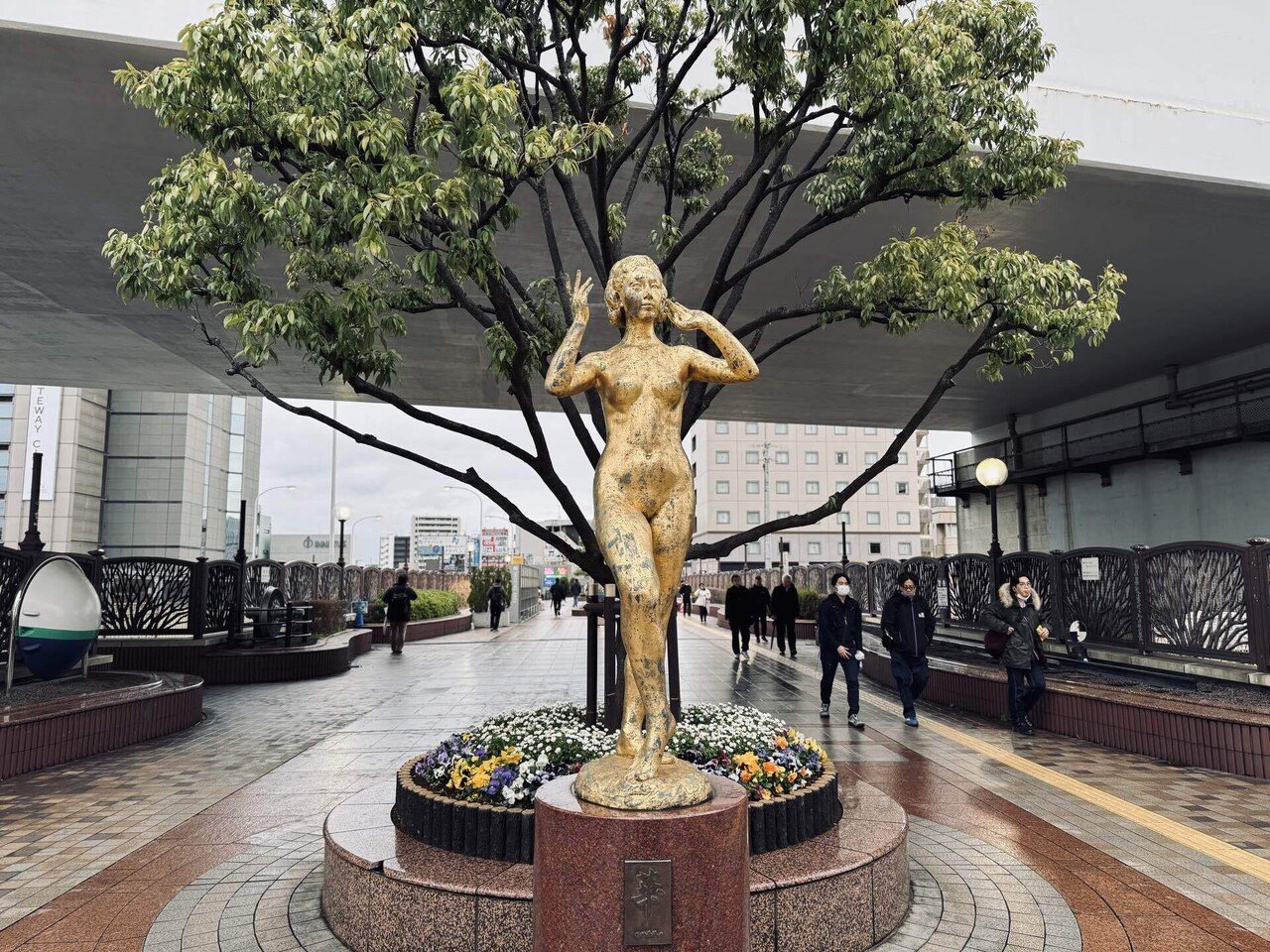 激安ブランド 田端駅前にある金色の謎の銅像｜WAGNAS 工芸品