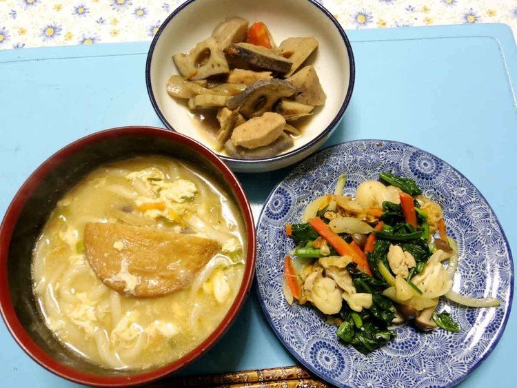 今夜はさつま揚げ卵鳥味噌煮込みうどん、レンコン京芋人参蒟蒻の煮物、ほうれん草ニンジン玉葱シメジホタテの貝柱炒めです。