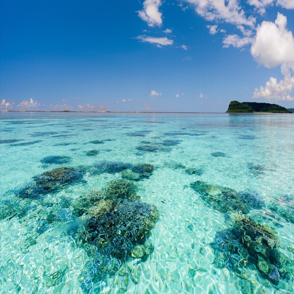 年に数回だけの奇跡の日。ベタ凪の沖縄の海が、絶景すぎる。｜海と旅