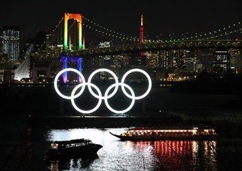 背景にレインボーブリッジ 東京タワー お台場海浜公園の海に浮かぶ五輪シンボル 巨大モニュメントの絶景ポイント 夕方 から 7月16日までは深夜0時まで 7月17日から五輪閉幕までは翌午前5時まで点灯 Web情報市場 Note