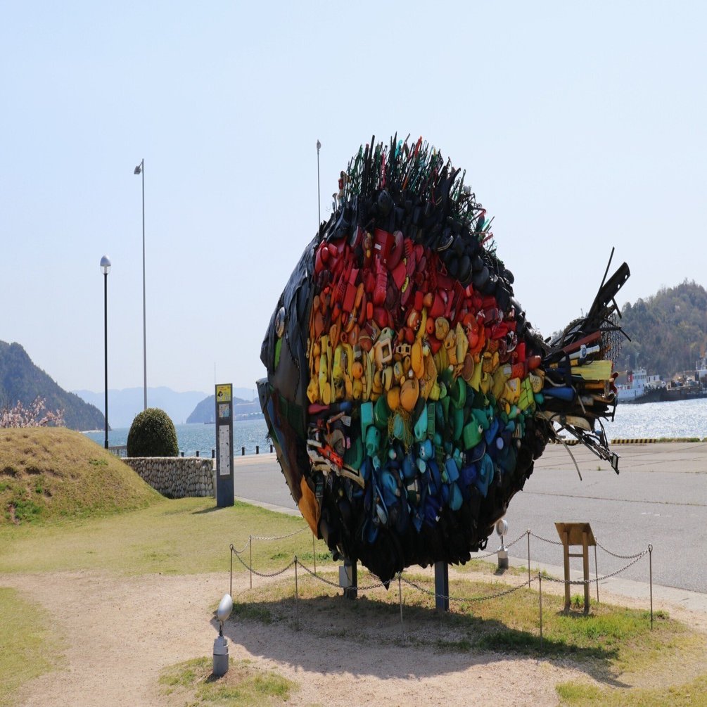 宇野港(岡山)で巨大魚に逢う[瀬戸内国際芸術祭2025]｜Abbey -旅する