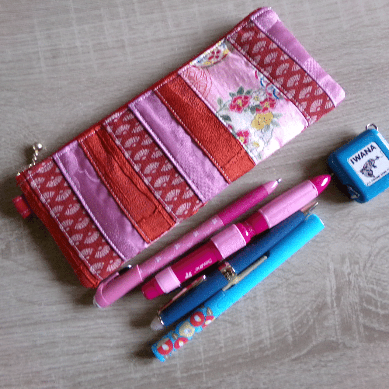 専用ページです パッチワーク　ペンケース　ポーチ　ハンドメイド 着物リメイクで作るパッチワークペンケースポーチの制作記録【ピストル