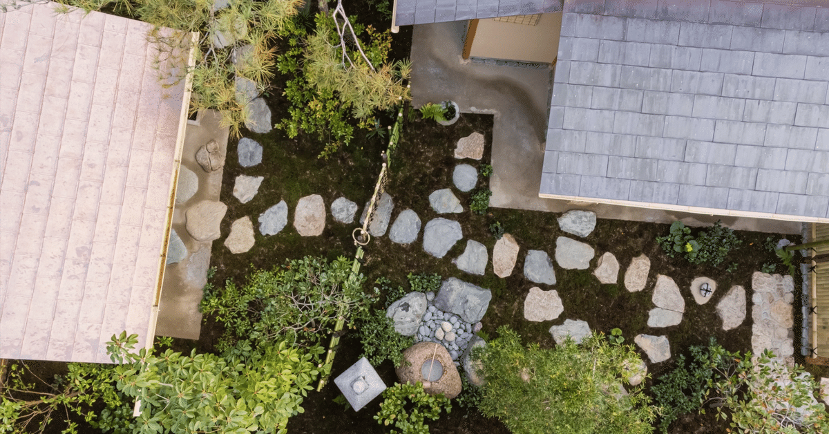 石灯篭 草葺き屋根家屋形 置き灯籠