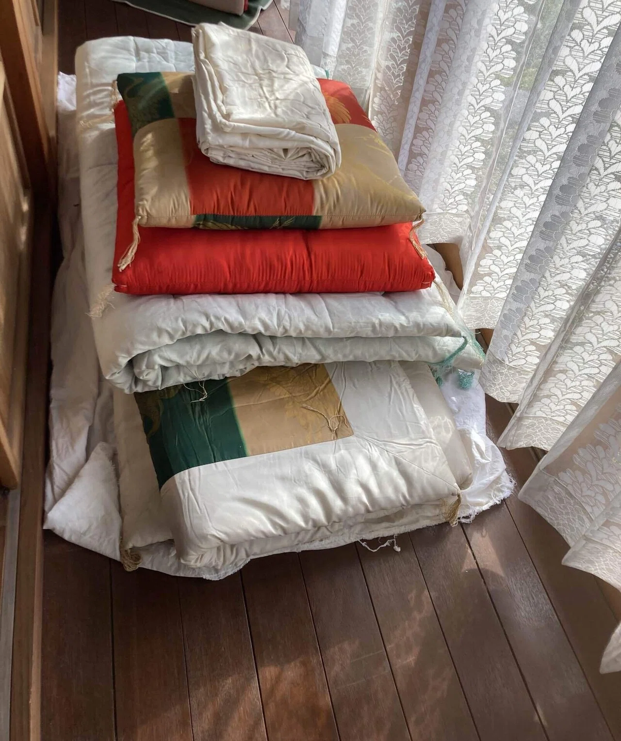 Grandmother's bridal futon connects to the next generation｜切り絵