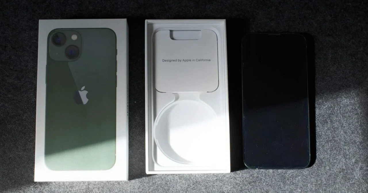 iPhone 13 mini 本体 ※箱は11proのものにいれます。 さようなら、僕の小さな相棒。iPhone 13 mini｜mudai.log