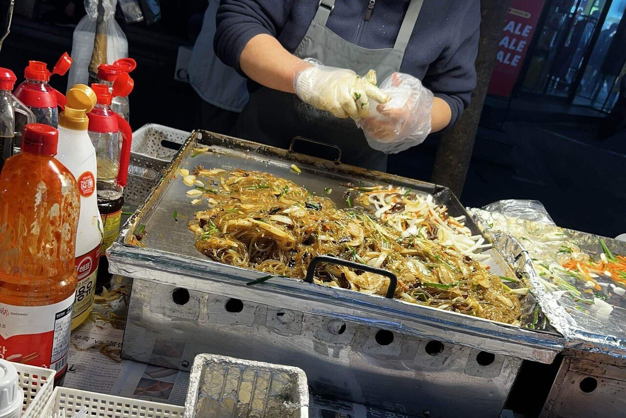 明洞の夜、屋台グルメと世界の笑顔に出会った。｜みかんかん