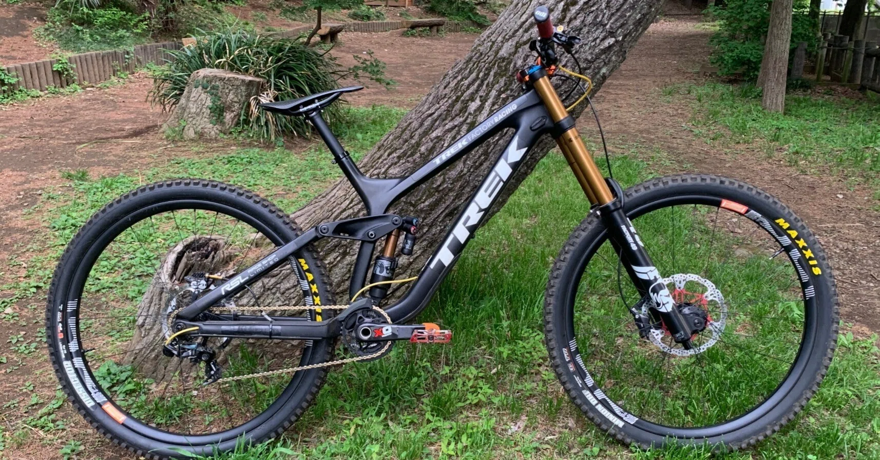 TREK Session 9.9 Carbon 26インチダウンヒルバイク Trek Carbon Session 9.9 - Exclusive First Look - Pinkbike