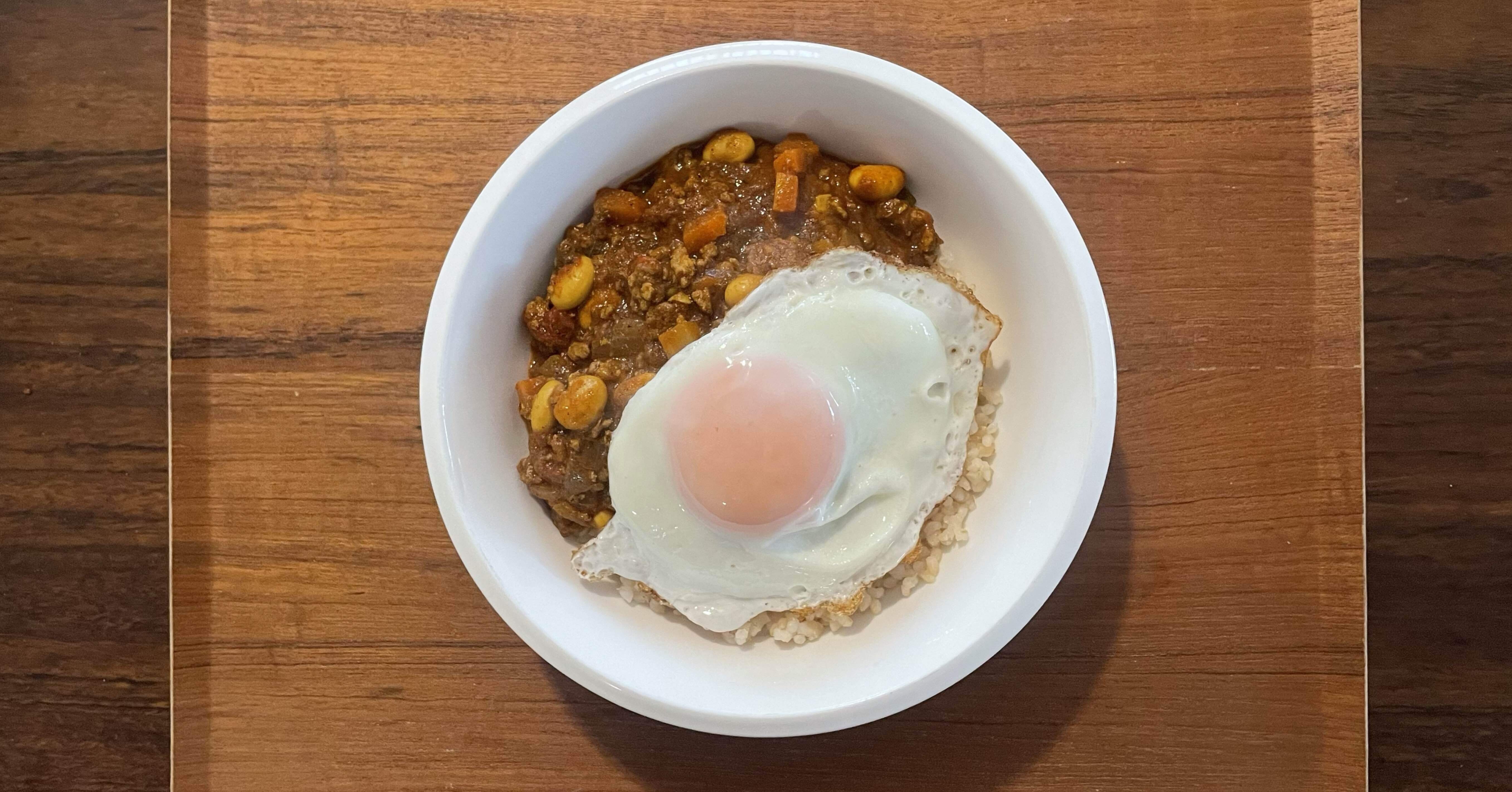 朝ごはん 抜け感のある目玉焼きを載せた、ドライカレー｜tacashion