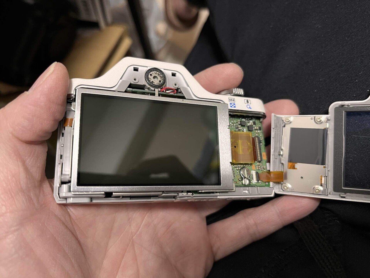 完全ジャンク・外観難あり　デジカメ 本体のみ　部品取り・修理ベースに 完全ジャンク・外観難あり デジカメ 本体のみ 部品取り・修理