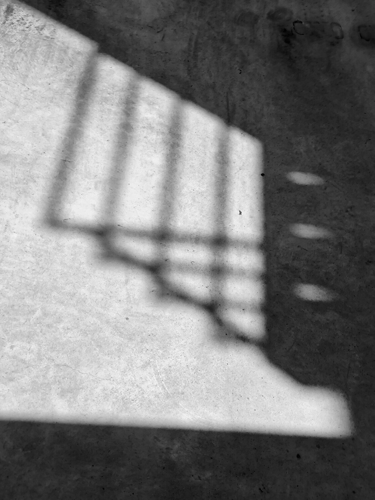 映し出された幾何学模様。 こんな形は存在しないのに、影として生み出されていくのが面白い。 雲の気まぐれで濃淡が変化するのもまたいい。  日々発見がありますね。｜Tarciel, image size:1280x1707