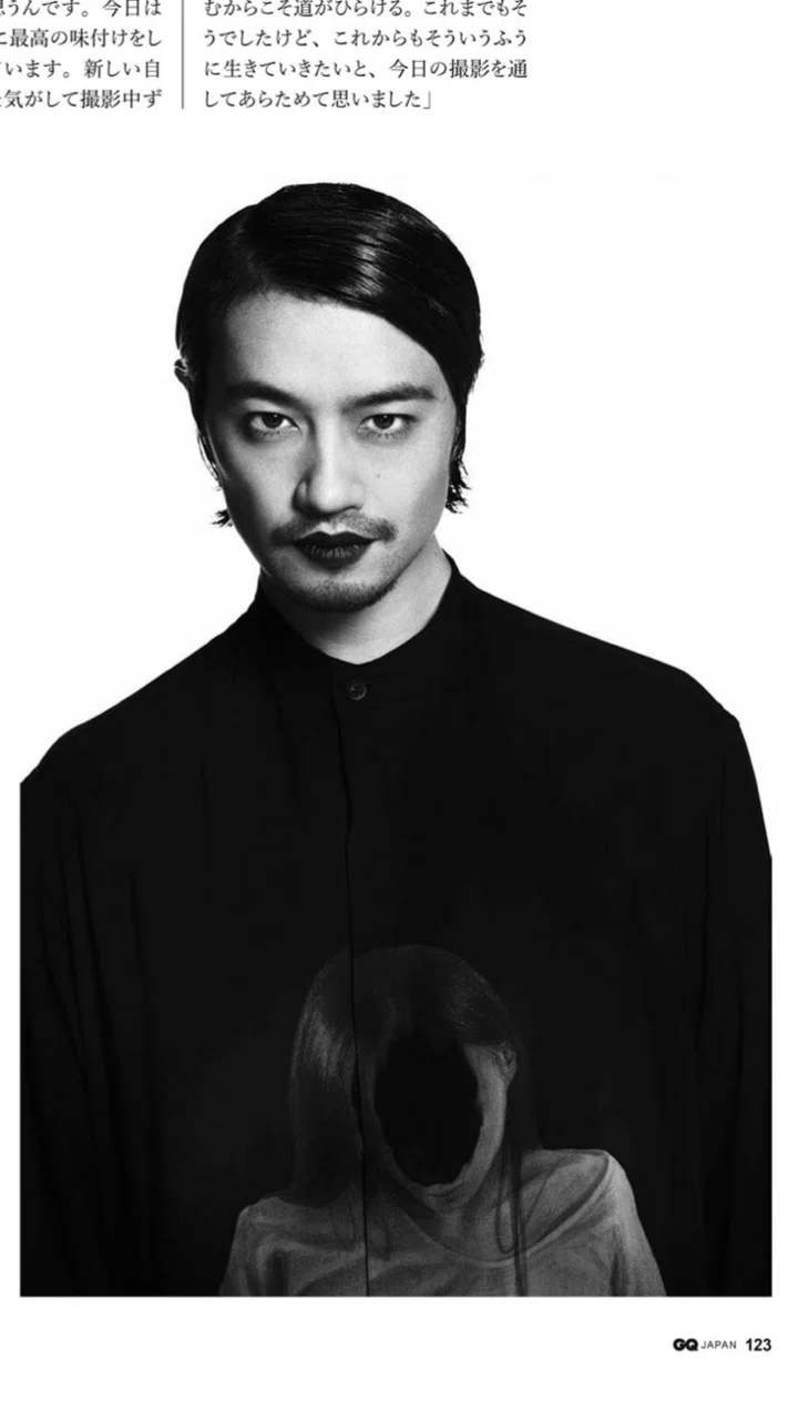 首を切り落とした絵を服にしたヨウジヤマモト。それを着た斎藤工さん