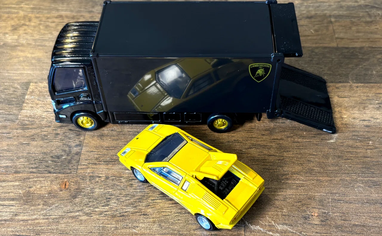 TOMICA］旧き良きスーパーカーたち——手のひらサイズの速度と憧れ｜GOOD