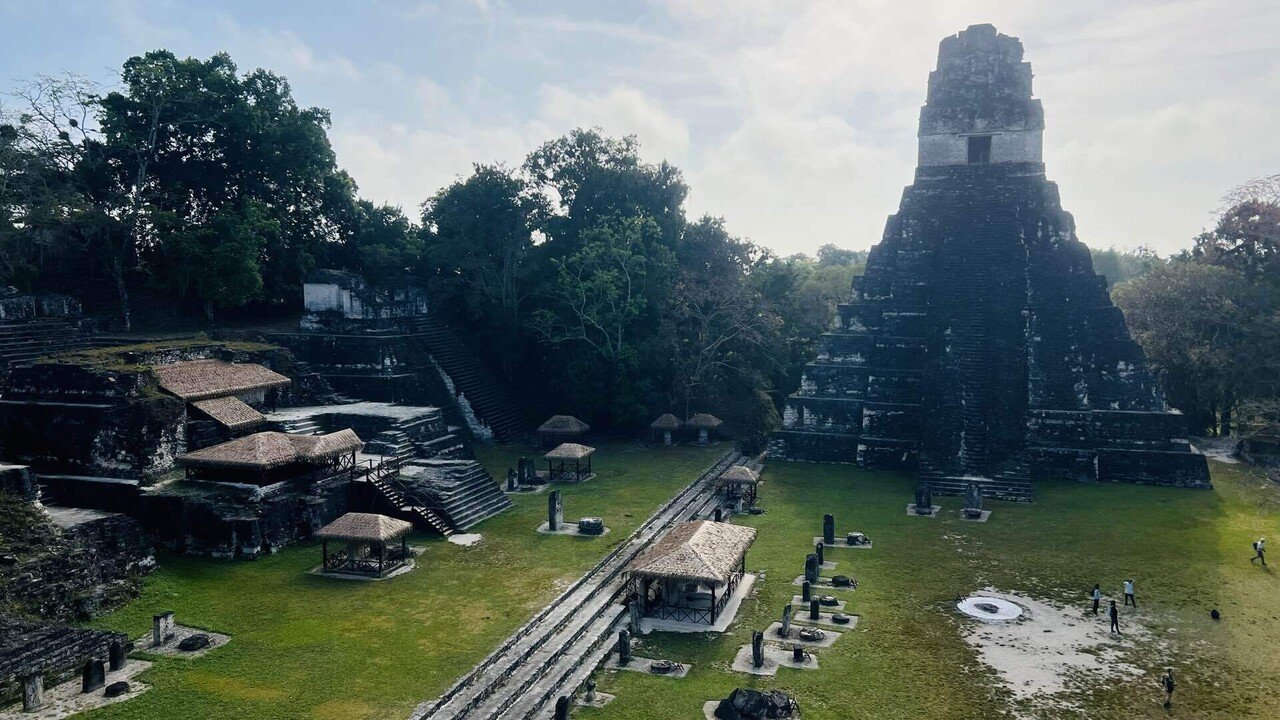 ティカル1号神殿石作り模型 高さ10cm、横7cm ティカル1号神殿石作り