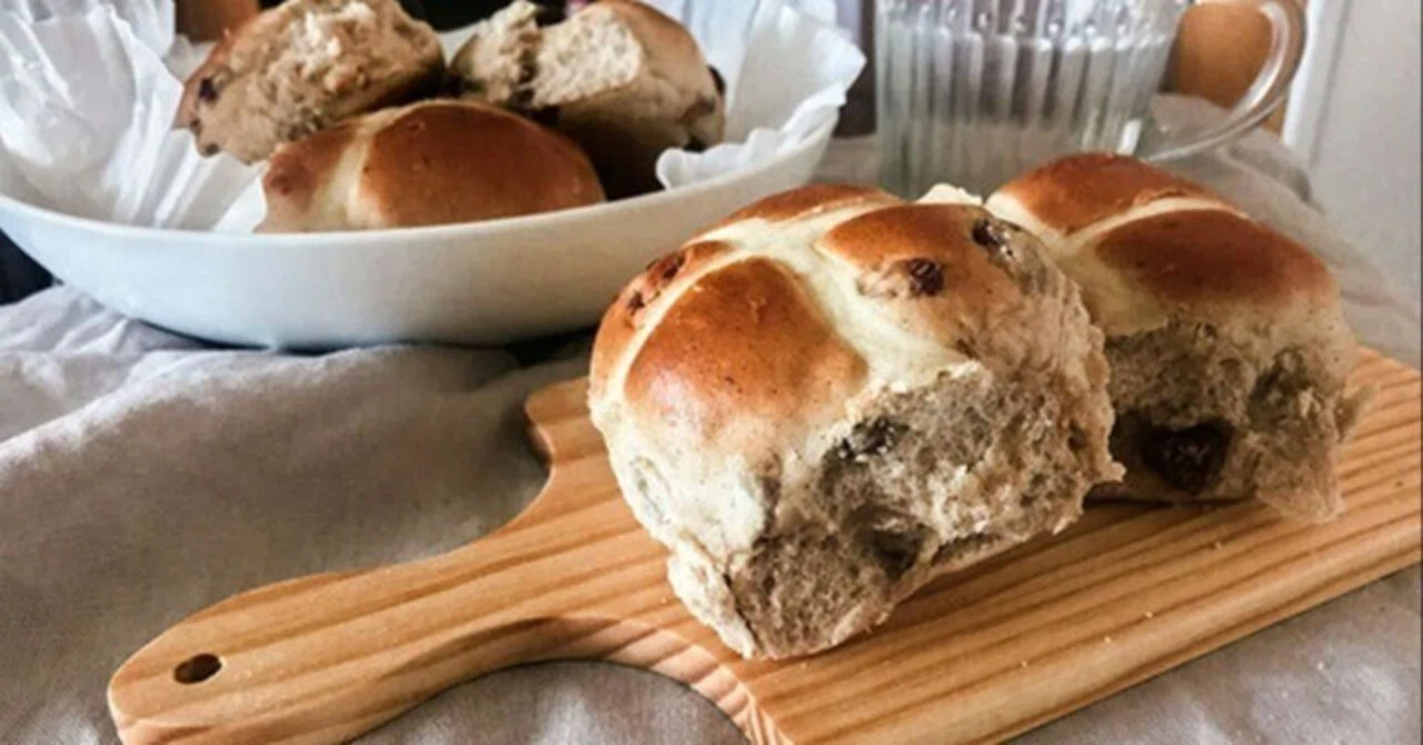 The Mystery of the Cross Drawn on Fluffy Pull-Apart Bread | Hot Cross ...