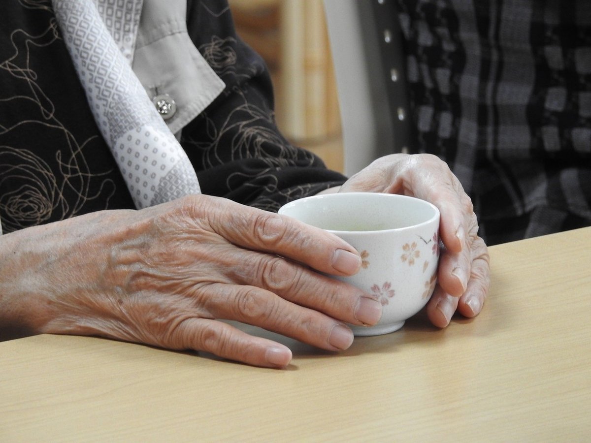 お茶を持つ手