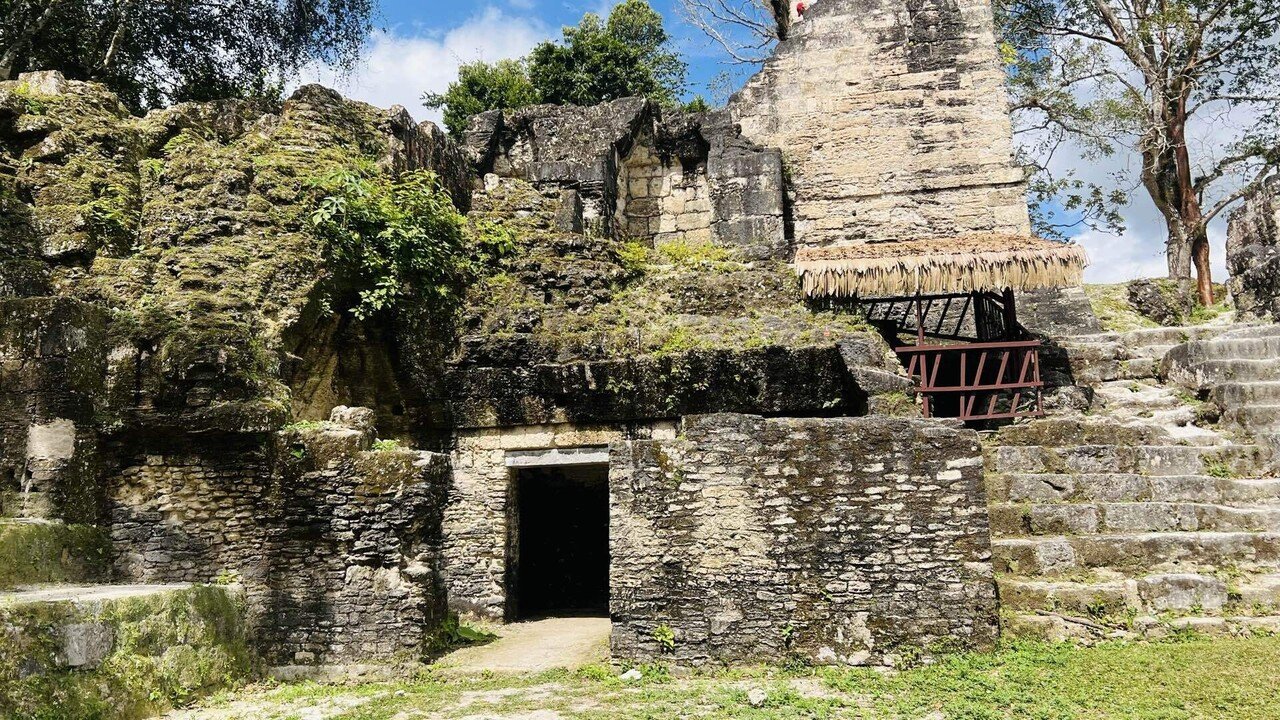 ティカル1号神殿石作り模型 高さ10cm、横7cm ティカル1号神殿石作り
