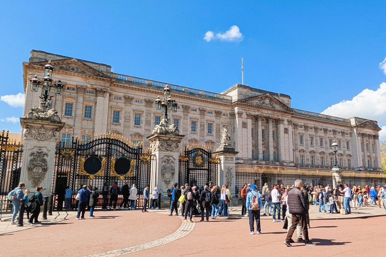 昨日、久々に観光客に囲まれたバッキンガム宮殿の前を通った。palace