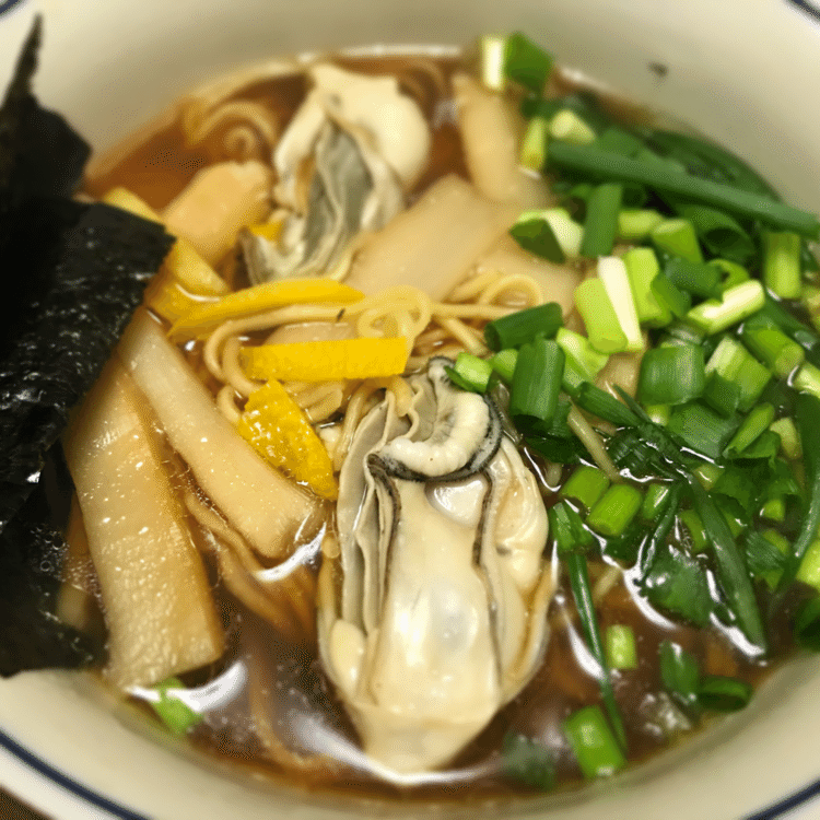 ラ王の醤油味をベースに、カキ・メンマ・万能ネギ・焼き海苔をのせて、仕上げに柚子皮をひとつまみ。日本酒とどうぞ

#料理　#ラーメン　#牡蠣