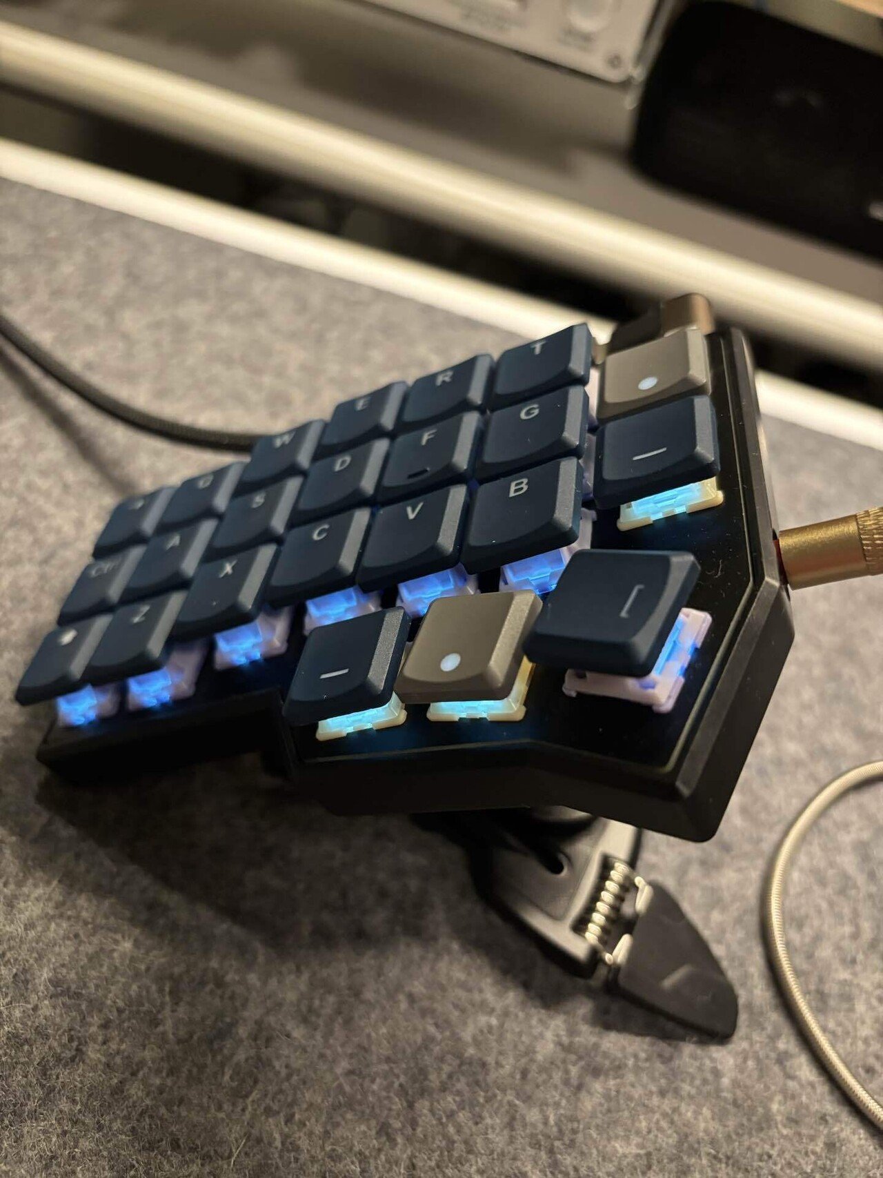 CherryMX互換のロープロファイル風スイッチで、一部のキーを低く CherryMX互換のロープロファイル風スイッチで、一部のキーを低く