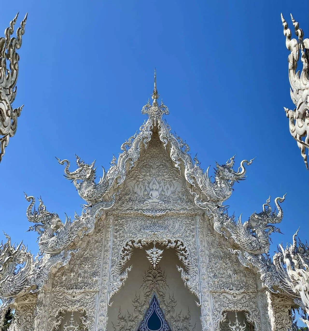 タイ・チェンライ】白、青、黒…タイ最北の街でアートでカラフルな寺院