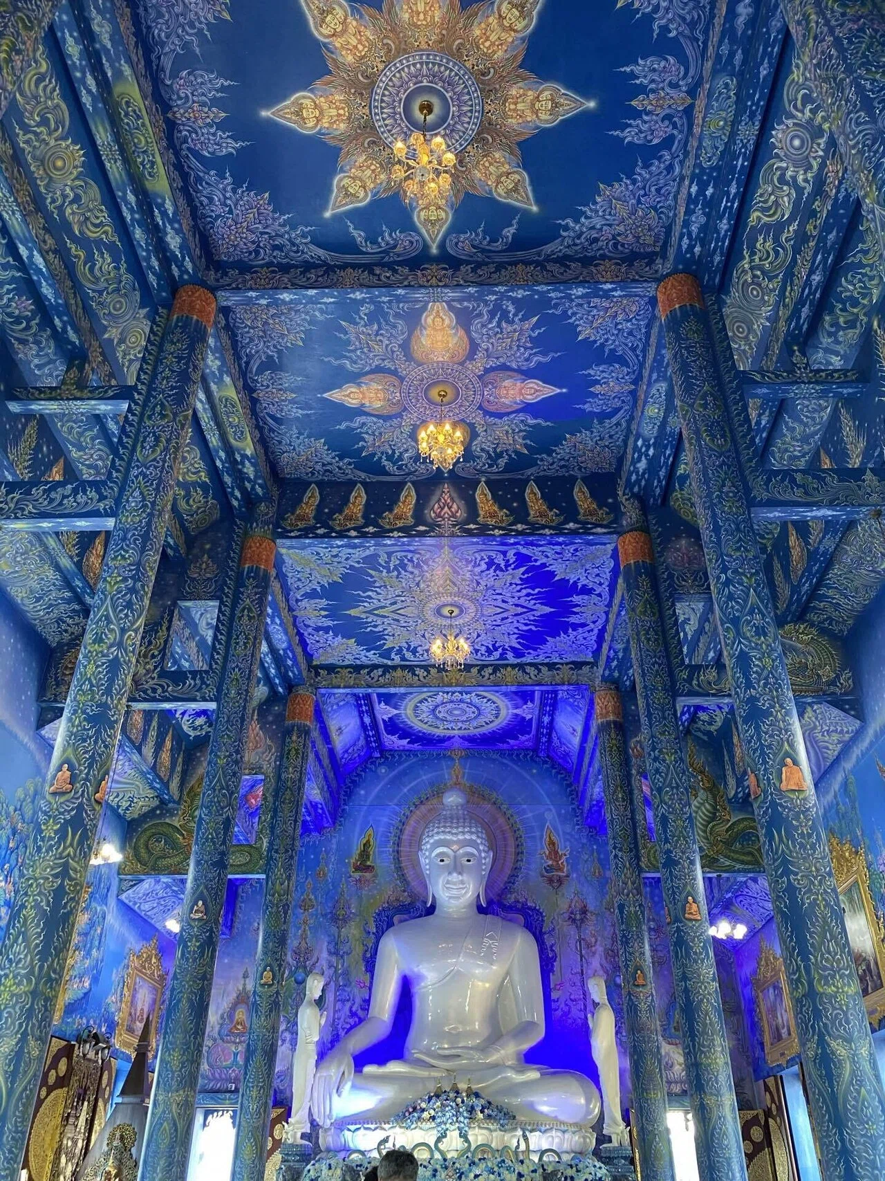 タイ・チェンライ】白、青、黒…タイ最北の街でアートでカラフルな寺院
