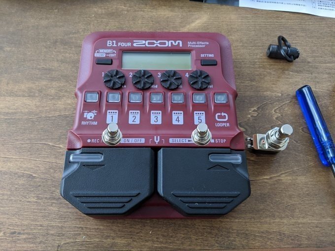 zoom B1four(G1fourも？)にフットスイッチを追加する｜huaaNOTE