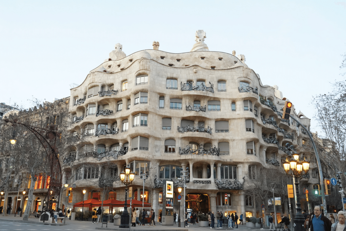 スペイン バルセロナ マドリッド ガウディー 建築 現地購入 スペインのマドリードへ、ガウディ建築の嵐に大興奮(Day395-6