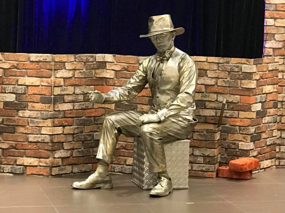 Puppet Assembly Line Statue Performance|銅像になって22年のダンスパフォーマーSilver.PAPE