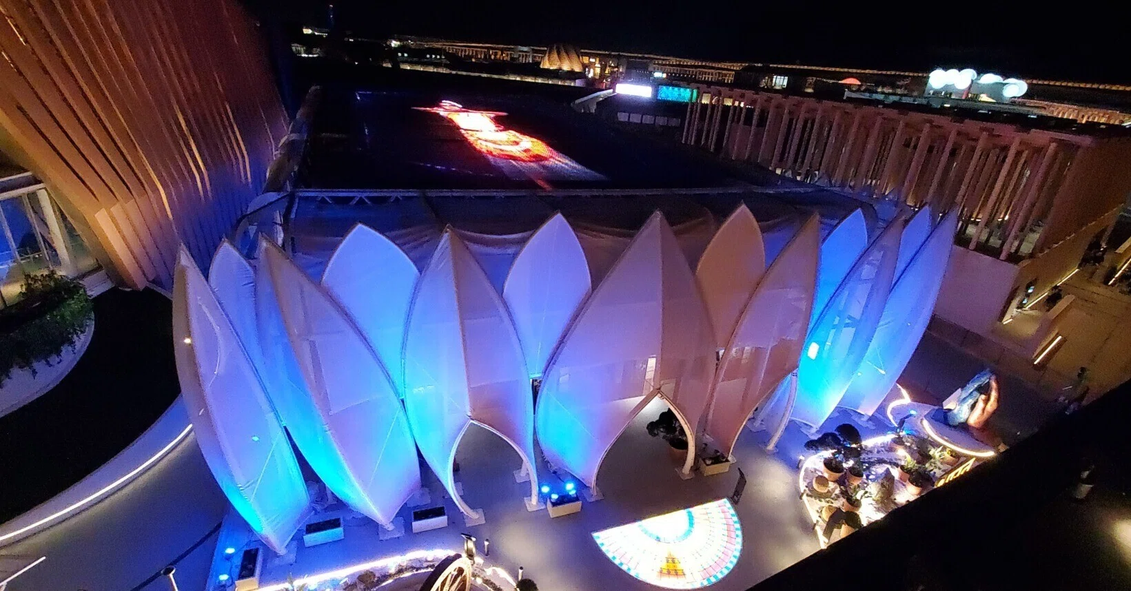 インド館がいよいよ本気出してきた！まだ開館前なのに屋根上に大型映像