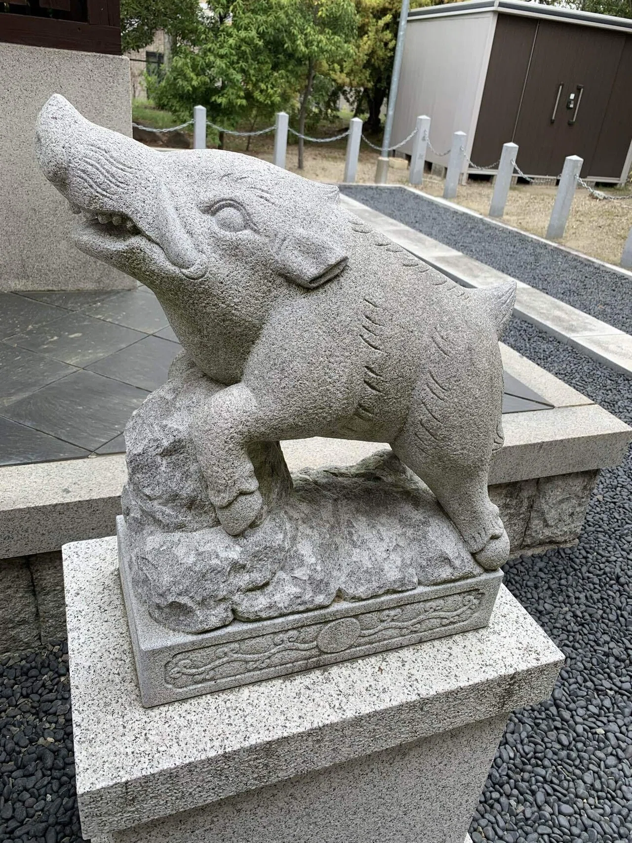 イノシシ母ちゃんと息子、「狛猪」と出会う。（幼稚園の帰り道）｜に
