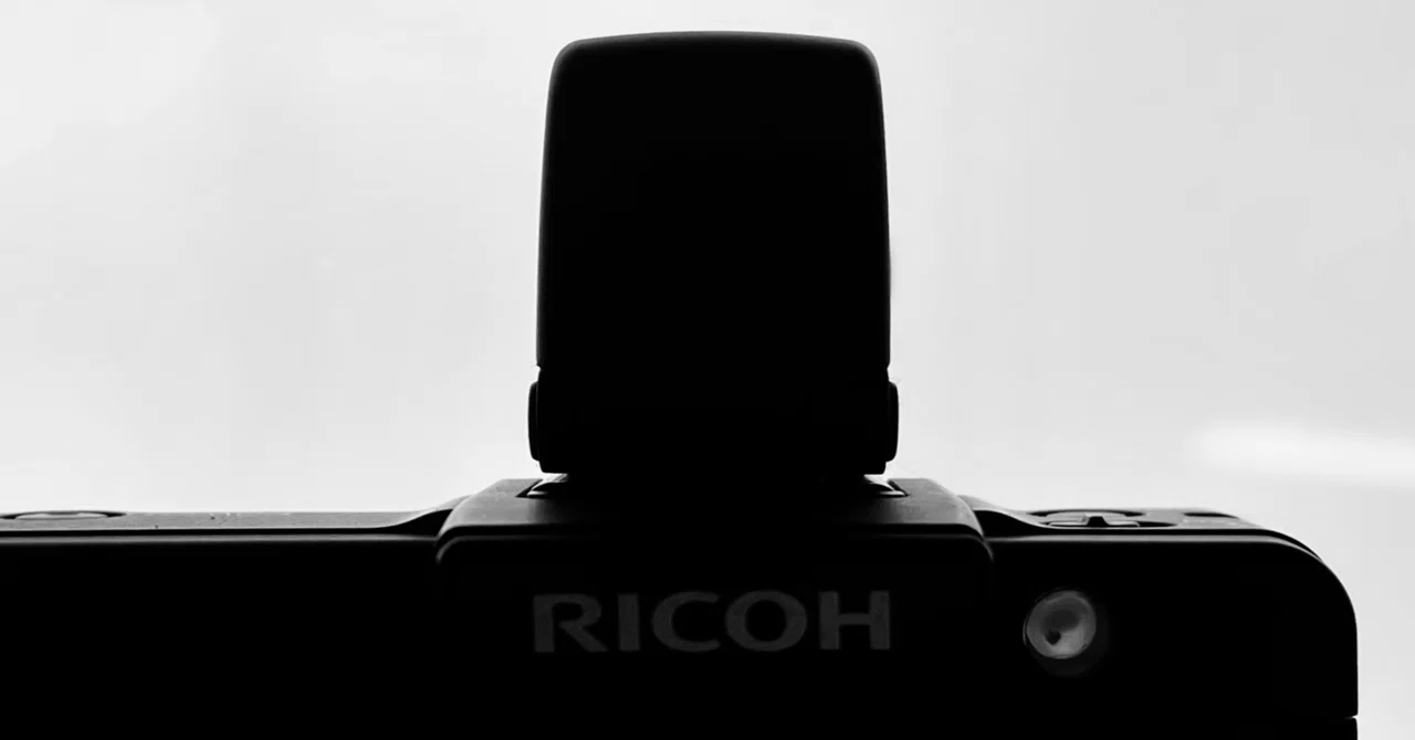 ファインダーを覗くと、余計なものが消えていく【RICOH GX200凸