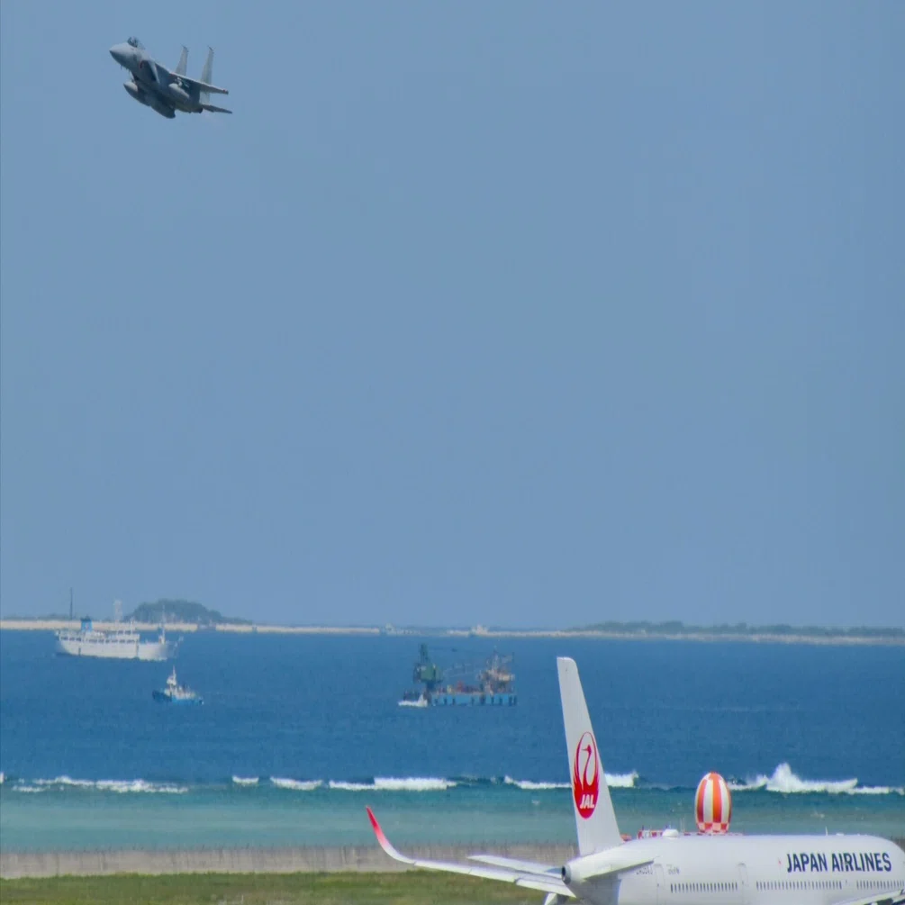 うりずんの晴天の瀬長島と飛行機撮影（自衛隊機編）｜沖縄散歩人