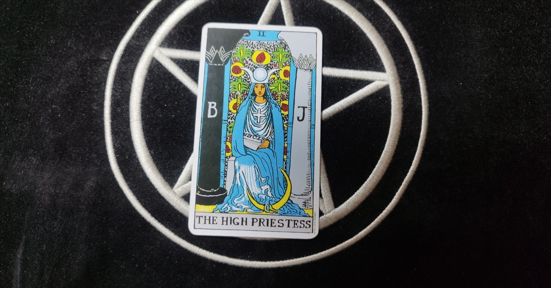 静けさの奥に潜む真実——タロットカード「女教皇」の深淵｜ちびひめ