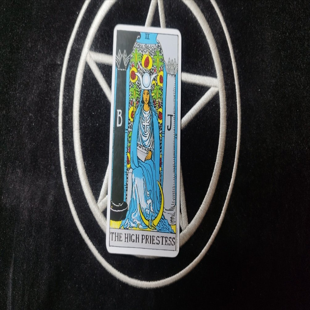 静けさの奥に潜む真実——タロットカード「女教皇」の深淵｜ちびひめ