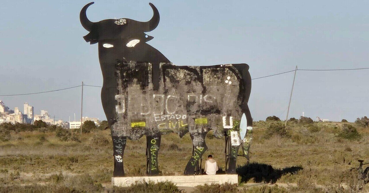 道ばたに牛！？スペインを旅して出会った“黒い牛”の正体｜Emiko