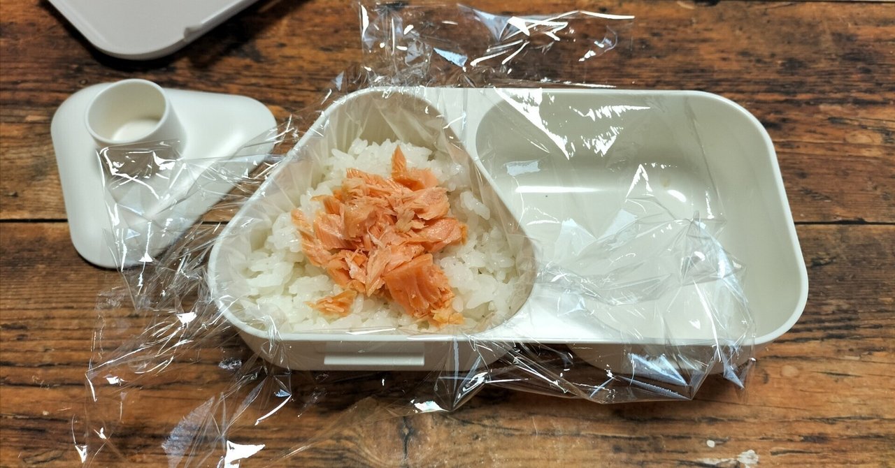 鮭おにぎり 鰹節と麺つゆご飯で鮭おにぎり by かっちゃん杉 【クックパッド
