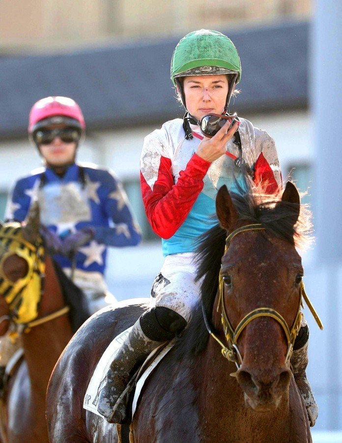 美人すぎるジョッキー ミシェル騎手 初落馬 でヒヤリも 無事レース騎乗 Loots Note 美人すぎるジョッキー ミシェル騎手 初落馬 でヒヤリも 無事レース騎乗 Loots Note