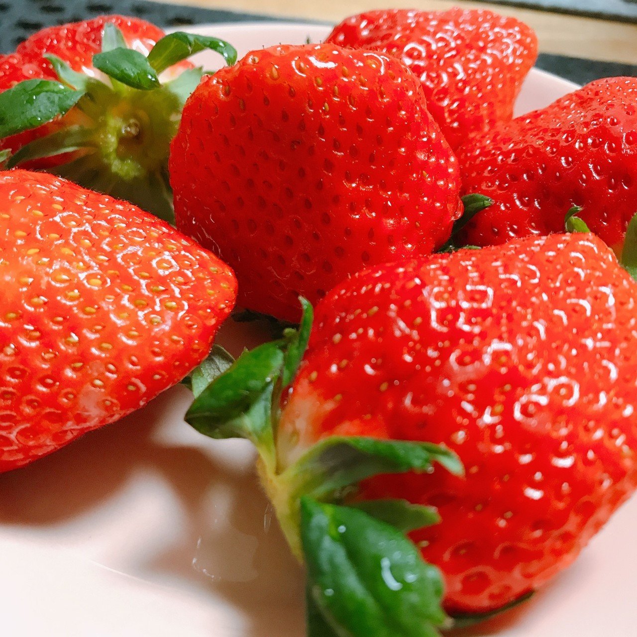 日本のイチゴは本当に美味しい 一粒一粒が大きくて甘い 中国語で草莓 Cao3mei3 と言います 台湾の苺は一粒が小さいです さがほのか 山野さくら Sakura Note
