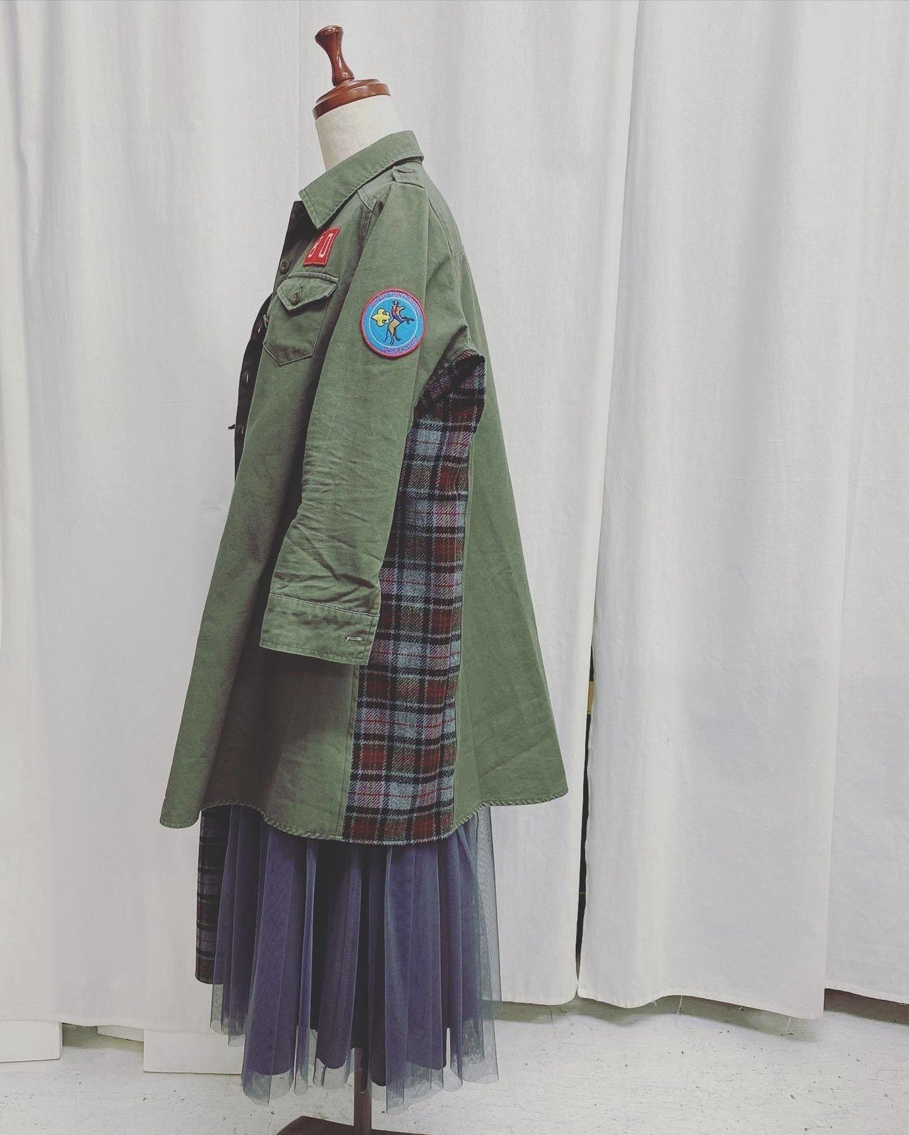 ミリタリージャケットからドレス」ギター少女のためのカジュアル