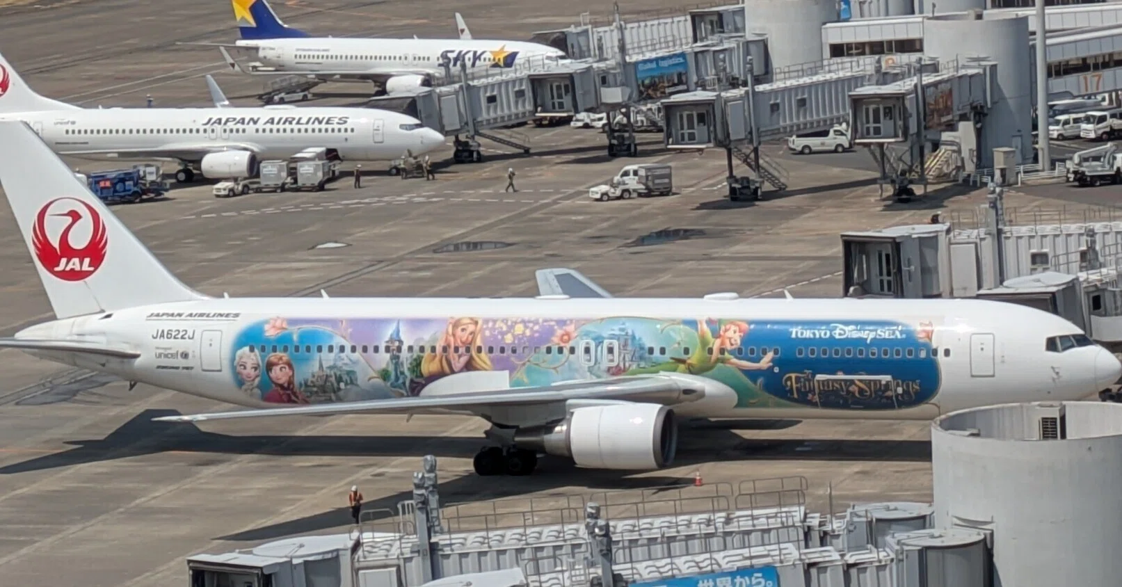 ディズニーファン必見！夢の特別塗装機が日本の空を飛ぶ！｜YouTube 