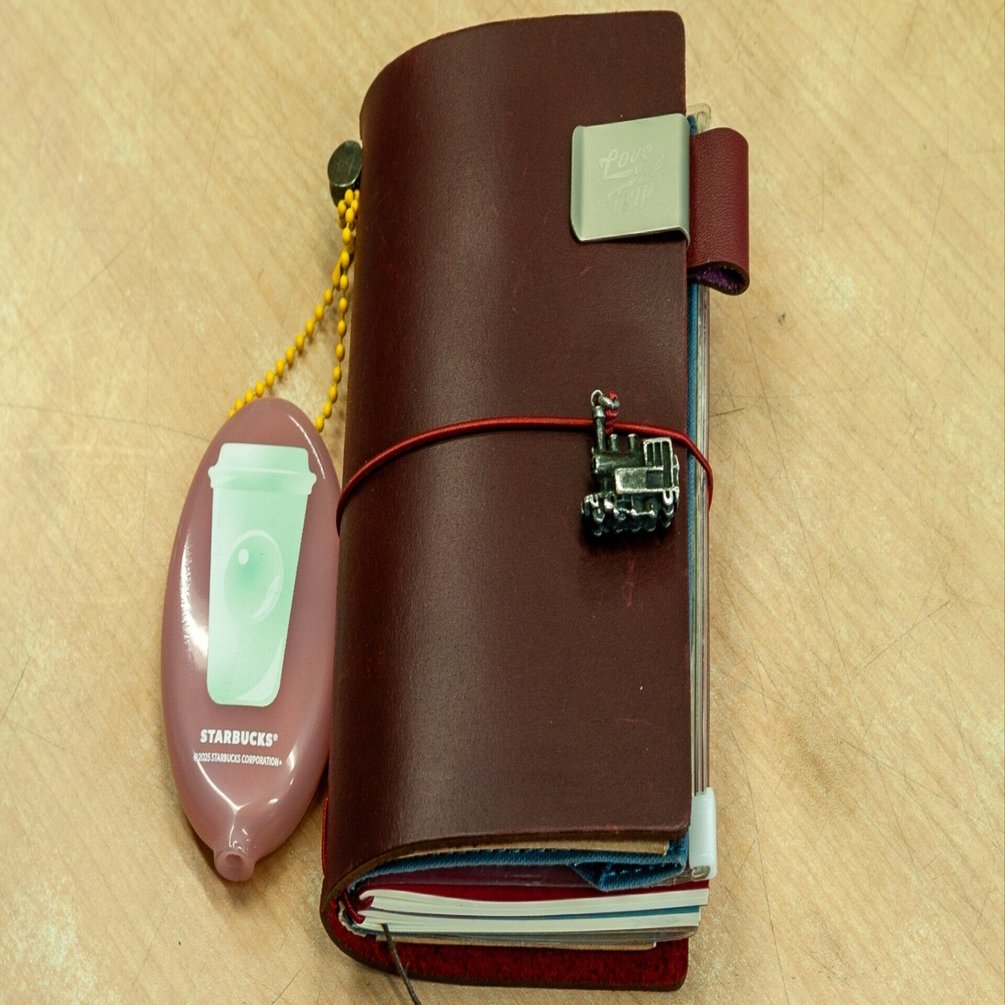 トラベラーズノート パスポートサイズ LOVE AND TRIP レッド｜綾悠宇