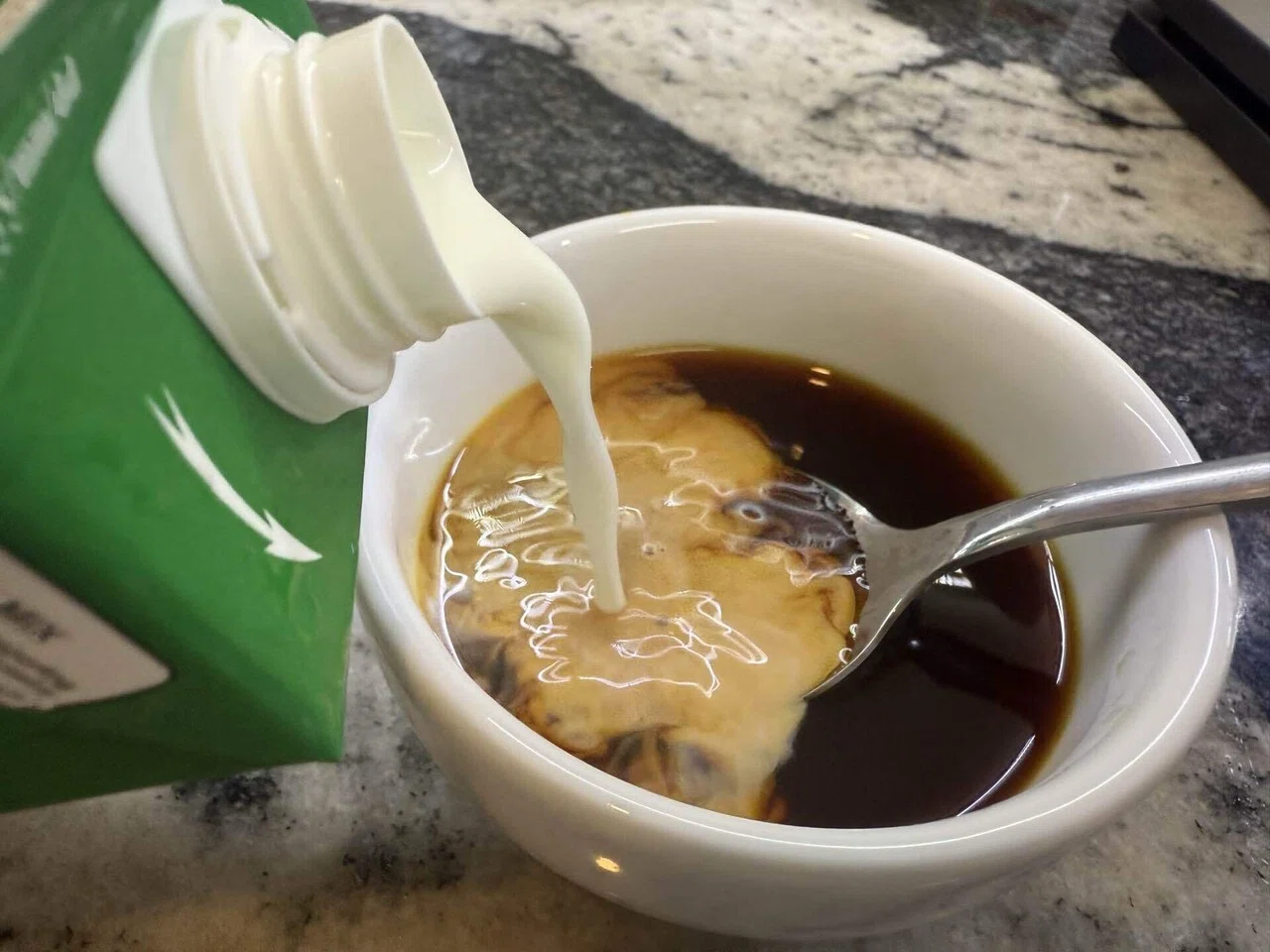 2点ロディ◾️蔵から焦がしミルクティー色の美しい釉薬の抹茶茶碗が出て来た。 美味しい紅茶を淹れる方法〜究極のミルクティー編〜🥛初心者のための