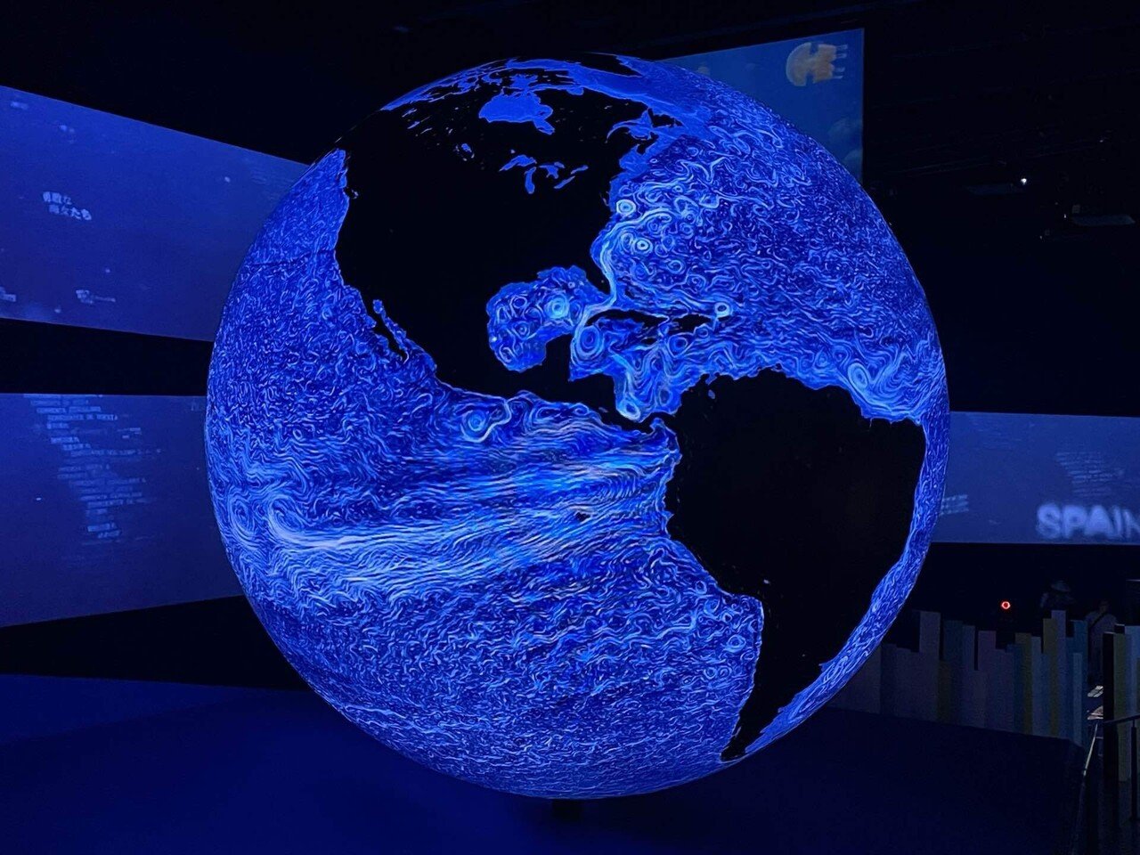 sphere（スフィア＝球体）とhemisphere（ヘミスフィア＝半球