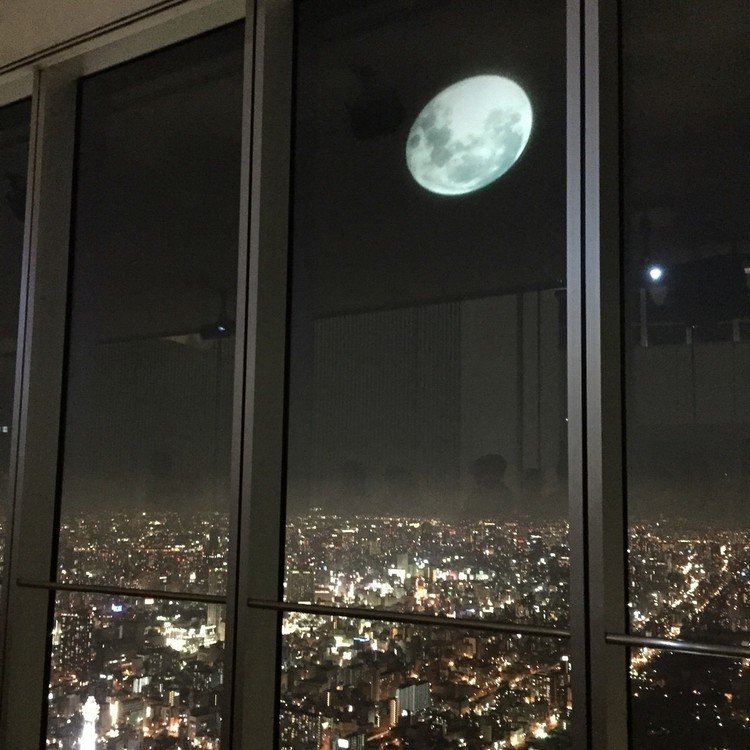 プロジェクションマッピングの月が夜景に映える