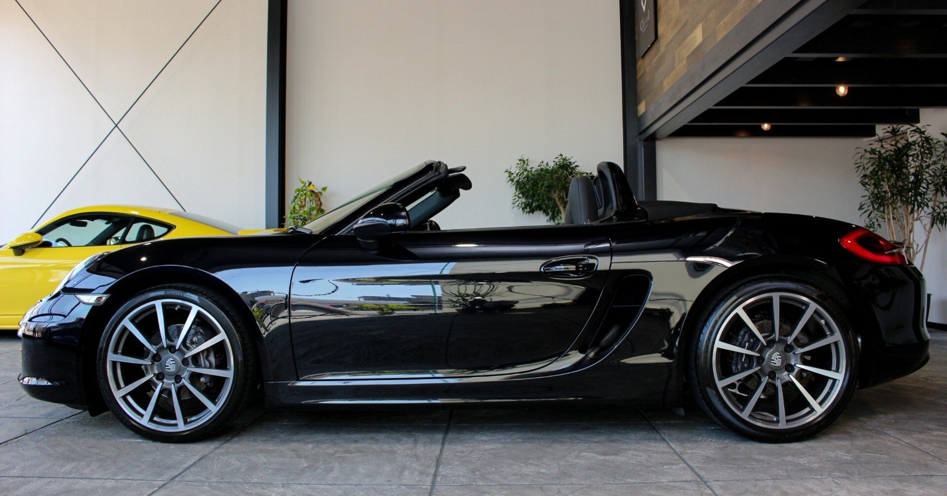 スタイリッシュに走り出す──981型 ボクスター ブラックエディション